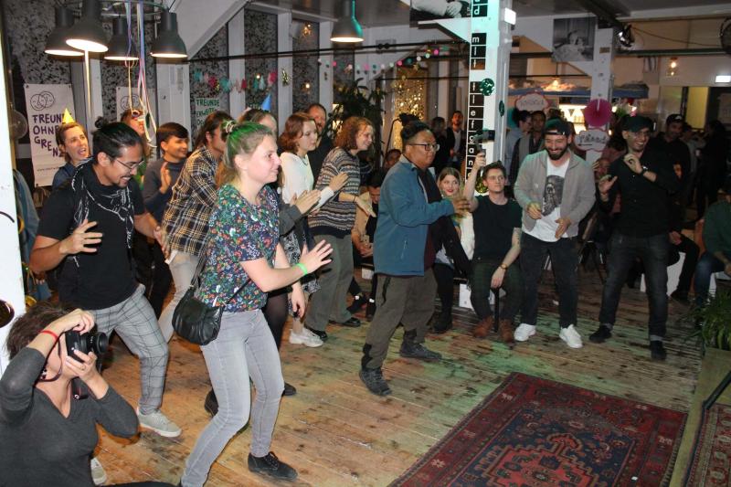 Gäste tanzen auf der SwaF-Geburtstagsparty